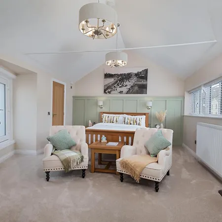 Lighthouse Unique * Scarborough