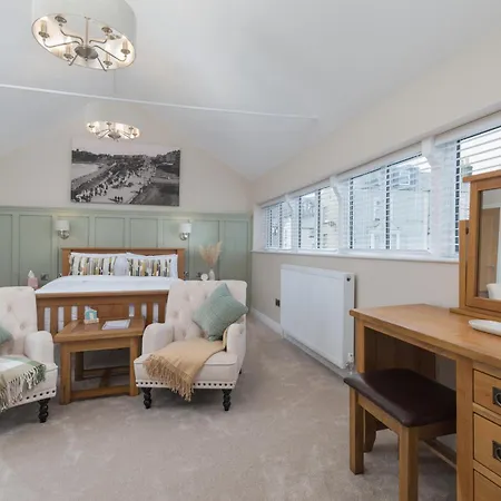 Lighthouse Unique * Scarborough